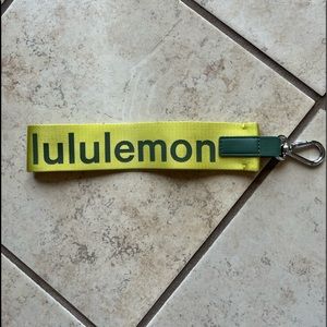 LULULEMON ON THE MOVE NEVER LOST KEYCHAIN IN YELLOW